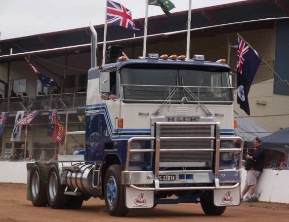Mack Cruise-Liner 6x4 Prime Mover